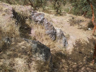 Kleiner Steinbruch
                von Sacsayhuam�n: Felsen, die noch nicht ausgegraben
                sind 1