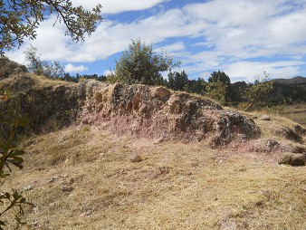 Kleiner Steinbruch
                von Sacsayhuam�n: Felsen, die noch nicht ausgegraben
                sind 2