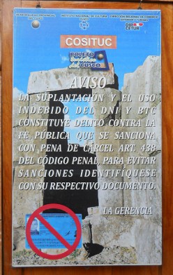 Am Eingang von Cusco Sacsayhuam�n: Ein Hinweisschild am Eingang, dass man keine falsche DNI vorzeigen darf
