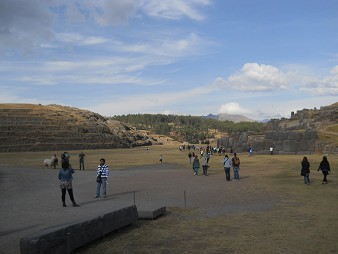 Cusco Sacsayhuam�n: Das Hauptfeld mit Resten hochwertig pr�ziser Bauteile und mit der Gigamauer im Hintergrund