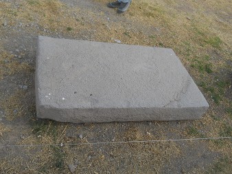 Cusco Sacsayhuam�n: Weisse, flache, rechteckig geschnittene Steinplatte