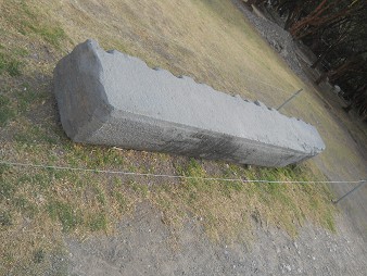 Cusco Sacsayhuam�n: Geschnittener
              Steinbalken aus Stein mit Bolzen