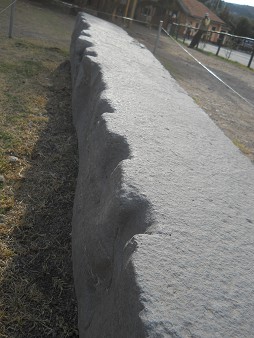 Cusco Sacsayhuam�n: Weisser, geschnittener Steinbalken, Nahaufnahme der Bolzenreihe