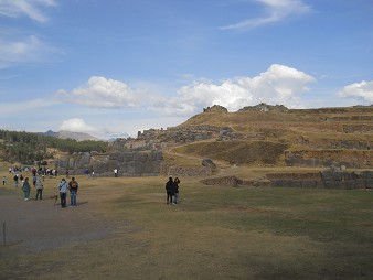 Cusco, Sacsayhuam�n, das Festgel�nde und der H�gel mit 6 Terrassen (abgeflachte Pyramide) 01