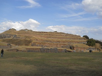 Cusco, Sacsayhuam�n, das Festgel�nde und der H�gel mit 6 Terrassen (abgeflachte Pyramide) 02