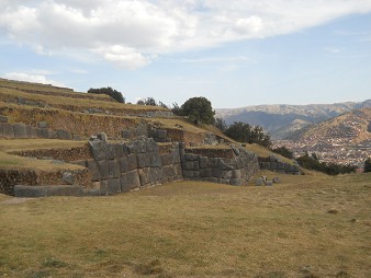 Cusco Sacsayhuam�n, Basismauern Teil 1: Unvollst�ndige Gigamauer 01