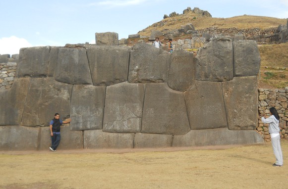 Cusco Sacsayhuam�n, Basismauern Teil 1: Unvollst�ndige Gigamauer 02 - Nahaufnahme