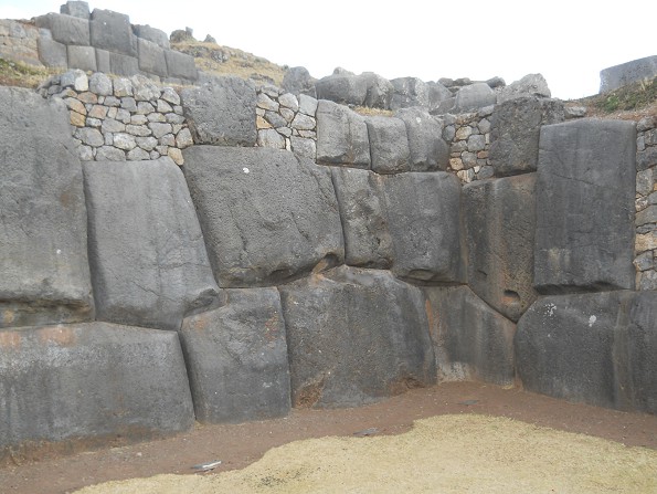 Cusco Sacsayhuam�n, Basismauern Teil 1: Unvollst�ndige, gigantische Zickzackmauer 01 - Innenecke