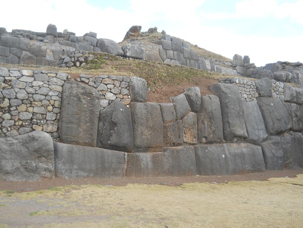 Cusco Sacsayhuam�n, Basismauern Teil 1: Unvollst�ndige, gigantische Zickzackmauer 02