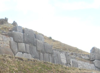Cusco Sacsayhuam�n, Basismauern Teil 1: Sicht auf eine unvollst�ndige Mauer der ersten Stufe