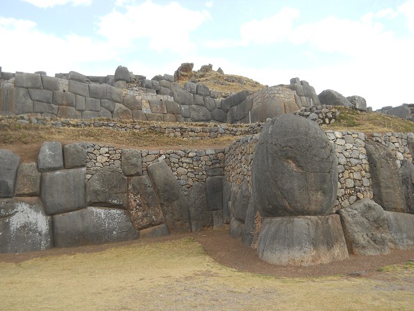 Cusco Sacsayhuam�n, Basismauern Teil 1: Unvollst�ndige, gigantische Zickzackmauer 04
