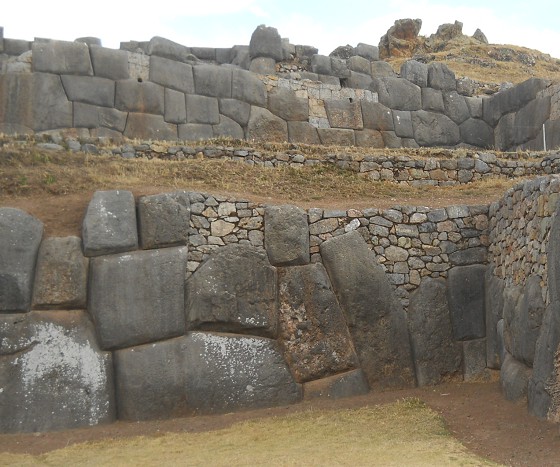 Cusco Sacsayhuam�n, Basismauern Teil 1: Unvollst�ndige, gigantische Zickzackmauer 04, Nahaufnahme der linken Seite