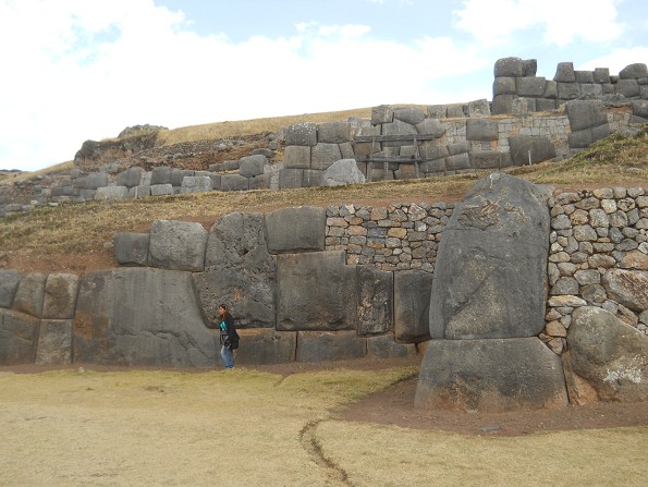 Cusco Sacsayhuam�n, Basismauern Teil 1: Unvollst�ndige, gigantische Zickzackmauer 05