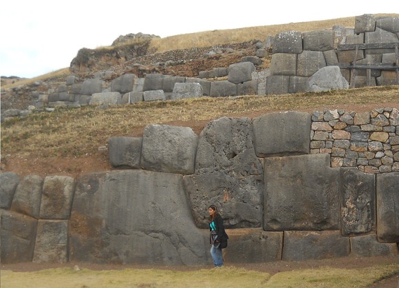 Cusco Sacsayhuam�n, Basismauern Teil 1: Unvollst�ndige gigantische Zickzackmauer 05, Nahaufnahme der linken Seite