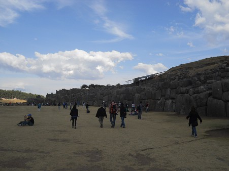 Der Spaziergang geht nun mehr ins Zentrum des Feldes (Festgel�nde) von Sacsayhuam�n