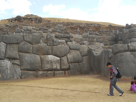 Cusco Sacsayhuam�n, gigantische Zickzackmauer 06