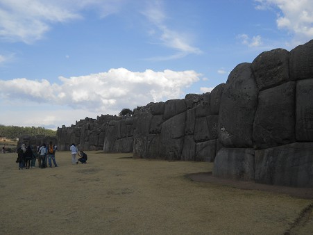 Cusco Sacsayhuam�n, Zickzackmauer, Komplettansicht 01