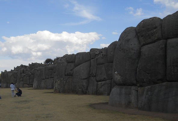 Cusco Sacsayhuam�n, Zickzackmauer, Komplettansicht 02 - Nahaufnahme