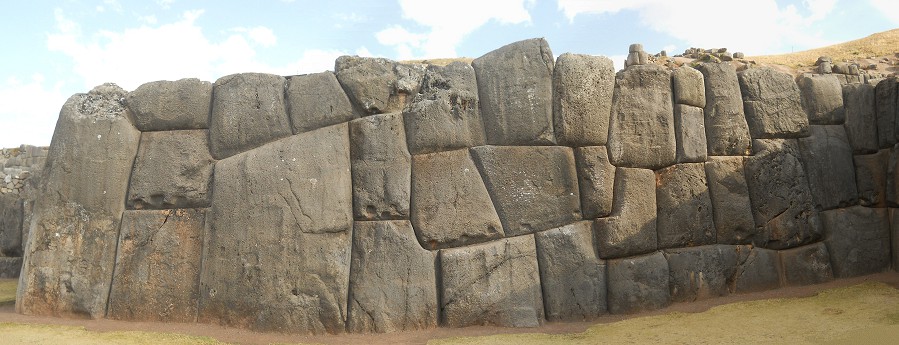 Cusco Sacsayhuam�n, gigantische Zickzackmauer, Panorama 02