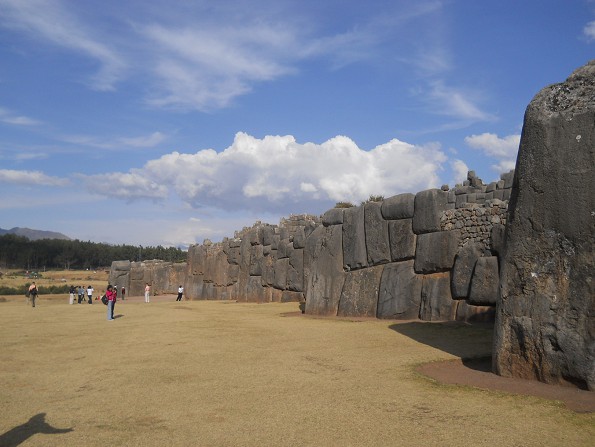 Cusco Sacsayhuam�n, gigantische Zickzackmauer 17, Totalansicht 03