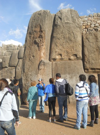 Cusco Sacsayhuam�n, gigantischer Eckstein der Zickzackmauer mit Touristen