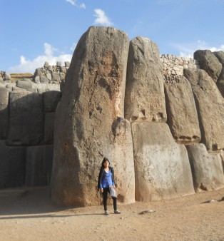Cusco Sacsayhuam�n, Giga-Eckstein mit einer erwachsenen Person