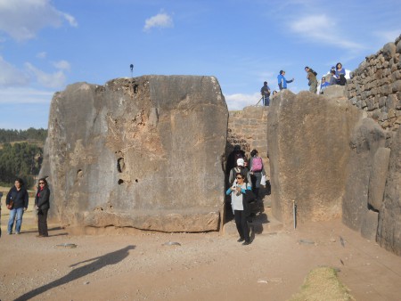 Cusco Sacsayhuam�n, Korridor zur Treppe mit zwei gigantischen Ecksteinen 01