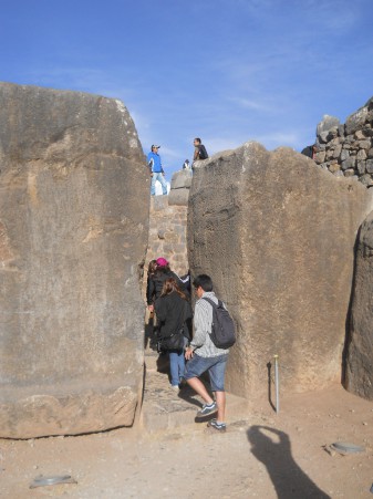 Cusco Sacsayhuam�n, Korridor zur Treppe mit zwei gigantischen Ecksteinen 03