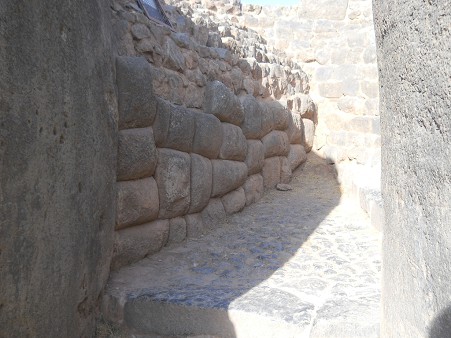 Die Mauer im Korridor zum Treppenaufgang besteht aus kleineren Steinen und die Mauer ist von verschiedener Qualit�t
