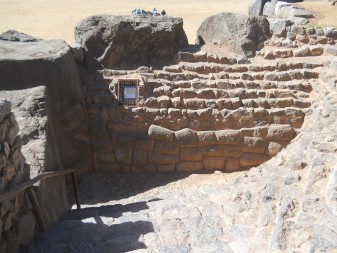 Die Mauer im Korridor zum Treppenaufgang besteht aus kleineren Steinen und die Mauer ist von verschiedener Qualit�t  - Sicht von oben