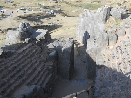 Cusco Sacsayhuam�n, der Korridor mit der Treppe zur ersten Stufe, Sicht von oben