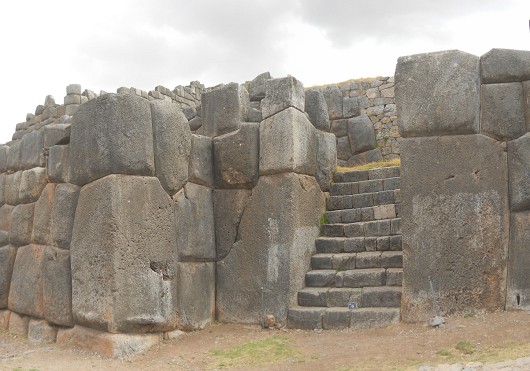 Cusco Sacsayhuam�n, eine weitere Treppe mit geometrisch geschnittenen Giga-Ecksteinen, Panoramafoto