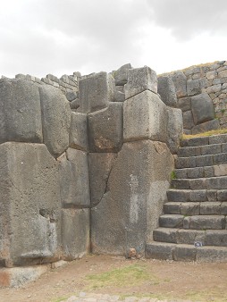 Cusco Sacsayhuam�n, eine weitere Treppe mit geometrisch geschnittenen Giga-Ecksteinen 2