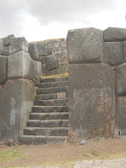Cusco Sacsayhuam�n, eine weitere Treppe mit geometrisch geschnittenen Giga-Ecksteinen 3