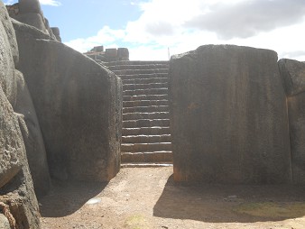 Cusco Sacsayhuam�n, eine weitere Treppe mit geometrisch geschnittenen Giga-Ecksteinen 6