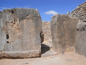 Cusco Sacsayhuam�n, Korridor zur Treppe mit zwei gigantischen Ecksteinen 04 ohne Touristen