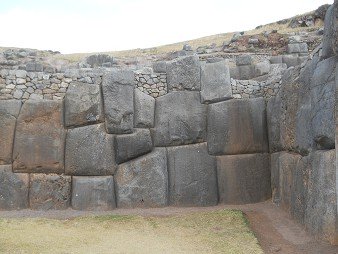 Cusco Sacsayhuam�n, muro en zigzag gigante 07