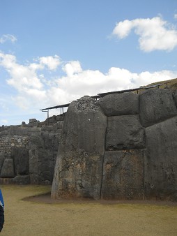 Cusco Sacsayhuam�n, muro en zigzag gigante 11
