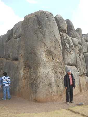 Cusco Sacsayhuam�n,
              muro en zigzag gigante, piedra gigante del rinc�n con
              persona
