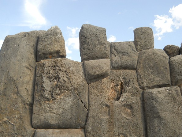 Cusco Sacsayhuam�n, muro en zigzag gigante, detalle 15