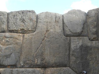 Cusco Sacsayhuam�n, muro en zigzag gigante, detalle 16
