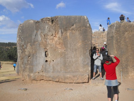 Cusco Sacsayhuam�n, corredor a la escalera con 2 piedras angulares gigantes 02