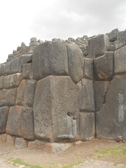 Cusco Sacsayhuam�n, otra subida con otra escalera con piedras angulares gigantes 01