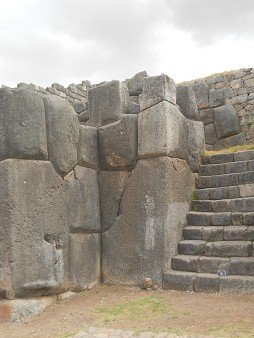 Cusco Sacsayhuam�n, otra subida con otra escalera con piedras angulares gigantes 02