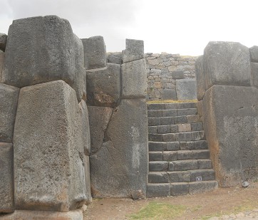 Cusco Sacsayhuam�n, otra subida con otra escalera con piedras angulares gigantes, panorama 2