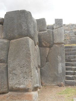 Cusco Sacsayhuam�n, otra subida con otra escalera con piedras angulares gigantes 04
