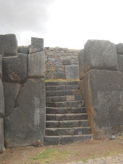 Cusco Sacsayhuam�n, otra subida con otra escalera con piedras angulares gigantes 05