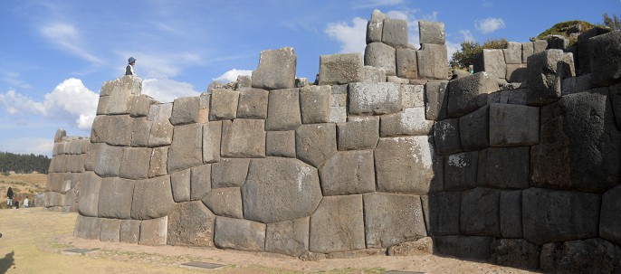 Cusco, Sacsayhuam�n,
              erste Terrassenstufe, Mauer mit 10-Eckstein, Panorama 01