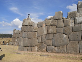 Cusco, Sacsayhuam�n, erste Terrassenstufe, die Mauer mit dem 10-Eckstein 01