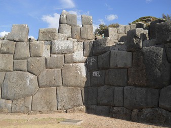 Cusco, Sacsayhuam�n, erste Terrassenstufe, die Mauer mit dem 10-Eckstein 02